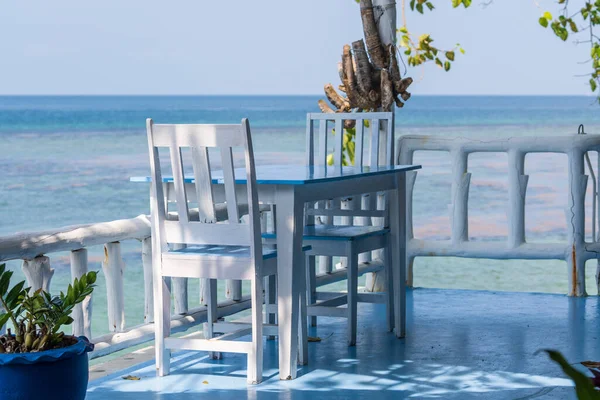 Träbord Och Stolar Tropiskt Strandcafé Nära Blått Havsvatten Koh Phangan — Stockfoto