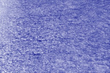 Hırvatistan 'ın çakıl taşı plajında kristal berrak turkuaz deniz suyu. Adriyatik Denizi 'nin Dalmaçya kıyıları, Avrupa. - Evet. 2022 yılının moda rengi. Filmin Ultra Violet yaratıcı ve karamsar rengi