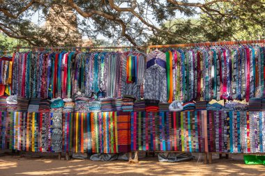 Burma, Myanmar 'daki Inle Gölü yakınlarındaki bir markette satılmak üzere el yapımı renkli Burma kumaşı. Kapat.