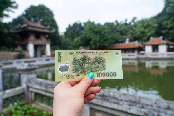 Wietnam 100 000 Dong Banknot Ręku Kobiety Tle Twierdzy Van — Zdjęcie stockowe