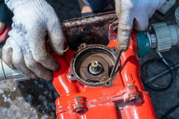 Man Werknemer Reparatie Motor Met Zijn Handen Close — Stockfoto