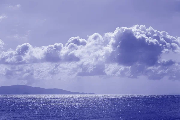 Cielo Azul Con Nubes Sobre Agua Del Mar Composición Natural — Foto de Stock