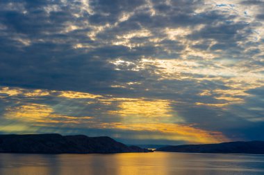 Dramatik gökyüzü, Hırvatistan, Orta Avrupa, seyahat ve doğa konseptiyle Adriyatik Denizi üzerinde gün batımında güzel bir manzara