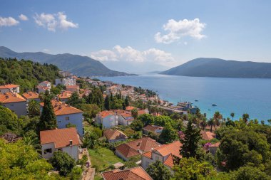 Herceg Novi kenti, mavi deniz ve Avrupa 'nın Karadağ kentinde kırmızı çatılar. Güzel Kotor Körfezi ya da Boka Kotorska Körfezi girişinde yer alan kasaba.