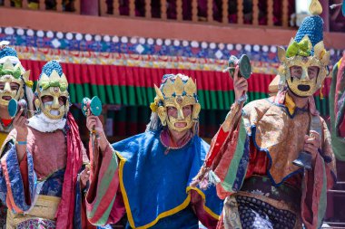 Ladakh, Kuzey Hindistan - 26 Haziran 2015: Mistik bir maske takan Tibetli adam, Kuzey Hindistan 'daki Leh yakınlarındaki Hemis Manastırı' ndaki Budist Festivali sırasında dans etti.