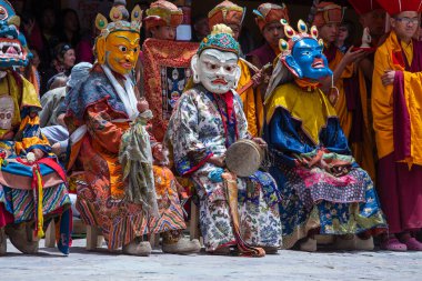 Ladakh, Kuzey Hindistan - 26 Haziran 2015: Mistik bir maske takan Tibetli adam, Kuzey Hindistan 'daki Leh yakınlarındaki Hemis Manastırı' ndaki Budist Festivali sırasında dans etti.