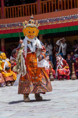 Ladakh, Kuzey Hindistan - 26 Haziran 2015: Mistik bir maske takan Tibetli adam, Kuzey Hindistan 'daki Leh yakınlarındaki Hemis Manastırı' ndaki Budist Festivali sırasında dans etti.