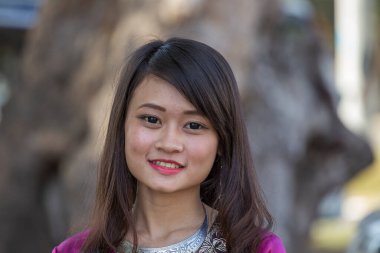 Mandalay, Myanmar, Burma - 16 Ocak 2016: Mutlu Birmanyalı kız Mandalay, Burma 'da bir portre için poz veriyor. Yerel halk turistlere karşı misafirperver ve dost canlısıdır.