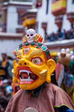 Ladakh, Hindistan - 27 Haziran 2015: Cham Hemis Festivali, Kuzey Hindistan 'ın Ladakh şehrinde kötülüğe karşı kazanılan zaferi kutlayan maskeli danstır. Tibetli adam dans ediyor.