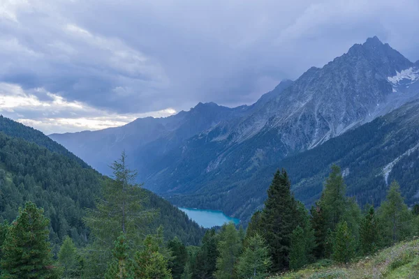 アンソルザーに覆われたホッホガル山の峰の風景ドロミテ イタリア 自然コンセプトの湖を見る — ストック写真