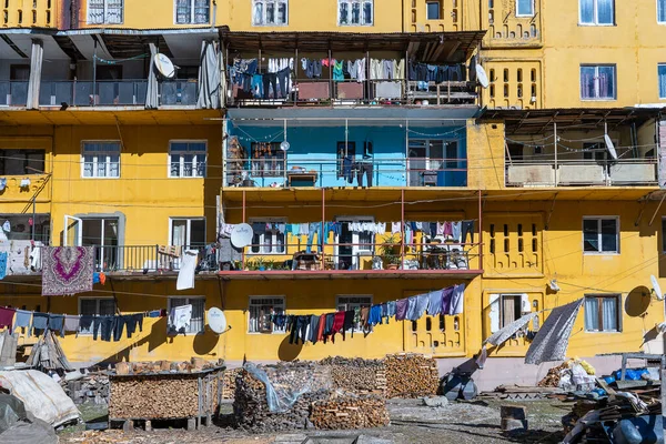 Keda Gürcistan Ekim 2018 Çarşaflar Bir Iskan Binasının Balkonunda Kurutuldu — Stok fotoğraf