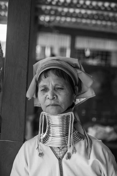 Inle Lake Myanmar Jan 2016 Padaung Stamvrouw Poseert Voor Een — Stockfoto