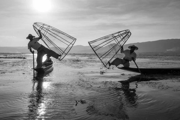 Inle Lake Myanmar Jan 2016 Burmese Fisherman Bamboo Boat Catching — Stock Photo, Image