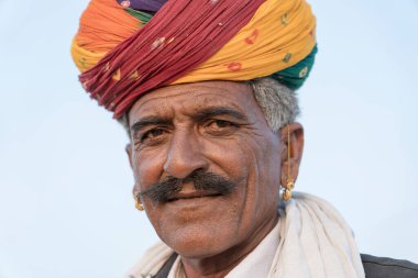 Pushkar, Hindistan - 14 Kasım 2018: Hindistan 'ın kutsal şehri Pushkar, Rajasthan yakınlarındaki Pushkar Camel Mela sırasında çölde yaşayan Hintli adam. Bu fuar dünyanın en büyük deve ticaret fuarı.