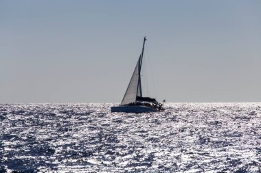 Mauritius Adası - 18 Mart 2017 Hint Okyanusu 'nda seyreden bir katamaran Mauritius Adası. Gün batımında denize açılacağız.