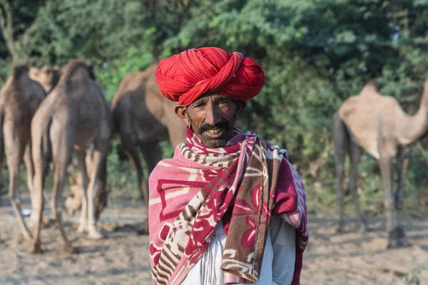 印度普什卡 2018年11月14日 印度拉贾斯坦邦普什卡 Pushkar Camel Mela 附近沙漠中的印度人 这是世界上最大的骆驼交易会 — 图库照片