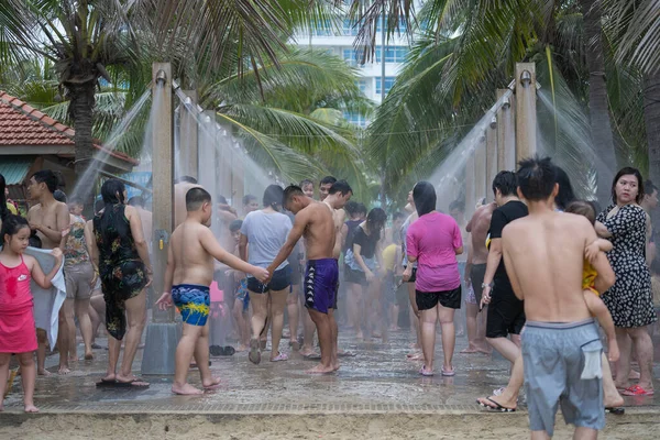 Danang Wietnam Czerwca 2020 Wietnamczycy Biorą Prysznic Plaży Kąpieli Morzu — Zdjęcie stockowe