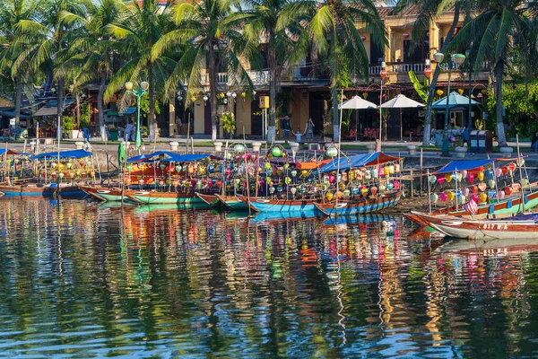 ホイアン ベトナム 2020年7月7日 ベトナムのホイアンの旧市街の川の水にカラフルな提灯を持つ木製のボートの眺め — ストック写真