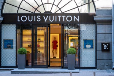 Kyiv, Ukrayna - 16 Ağustos 08, 2020: Louis Vuitton Ukrayna 'nın Kiev kentindeki Khreshhatyk Caddesi' ndeki mağaza