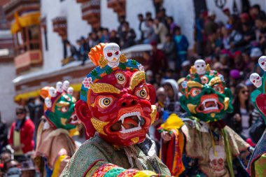 Ladakh, Hindistan - 27 Haziran 2015: Cham Hemis Festivali, Kuzey Hindistan 'ın Ladakh şehrinde kötülüğe karşı kazanılan zaferi kutlayan maskeli danstır. Tibetli adam dans ediyor.
