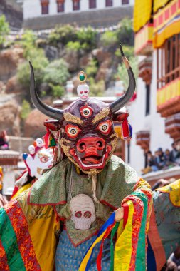 Ladakh, Hindistan - 27 Haziran 2015: Cham Hemis Festivali, Kuzey Hindistan 'ın Ladakh şehrinde kötülüğe karşı kazanılan zaferi kutlayan maskeli danstır. Tibetli adam dans ediyor.