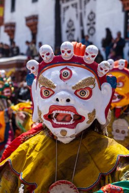 Ladakh, Hindistan - 27 Haziran 2015: Cham Hemis Festivali, Kuzey Hindistan 'ın Ladakh şehrinde kötülüğe karşı kazanılan zaferi kutlayan maskeli danstır. Tibetli adam dans ediyor.