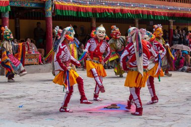 Ladakh, Hindistan - 27 Haziran 2015: Cham Hemis Festivali, Kuzey Hindistan 'ın Ladakh şehrinde kötülüğe karşı kazanılan zaferi kutlayan maskeli danstır. Tibetli adam dans ediyor.