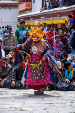 Ladakh, Hindistan - 27 Haziran 2015: Cham Hemis Festivali, Kuzey Hindistan 'ın Ladakh şehrinde kötülüğe karşı kazanılan zaferi kutlayan maskeli danstır. Tibetli adam dans ediyor.