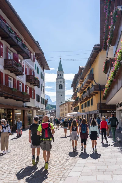 Cortina Ampezzo Italië Aug 2021 Mensen Rusten Voetgangerszone Van Cortina — Stockfoto