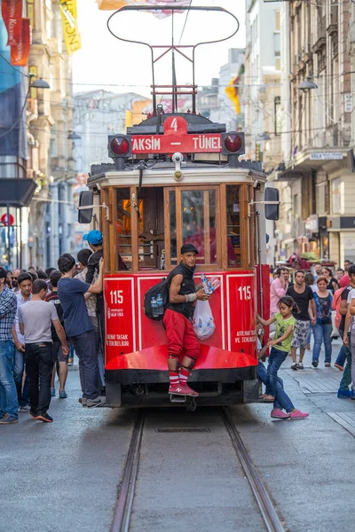 Istanbul Turchia Luglio 2014 Tram Taksim Tunel Nostalgia Snoda Lungo — Foto Stock