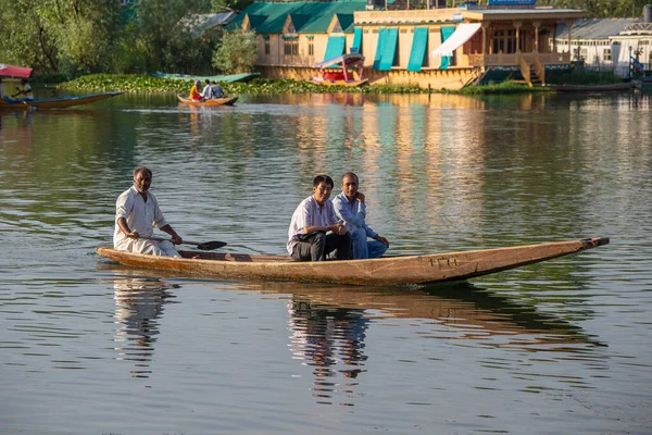 2015年7月2日インド スリナガル州 2015年7月2日 インド スリナガル湖 ジャンム湖 カシミール州の交通機関には 地元の人々がシカラという小さなボートを使用しています ボートに乗っているインド人男性 — ストック写真