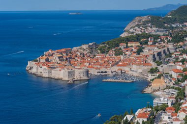 Hırvatistan 'ın eski Dubrovnik kasabası, mavi deniz ve dağlarının hava manzarası. Adriyatik Denizi 'nin Dalmaçya kıyıları, Avrupa. Seyahat ve doğa kavramı