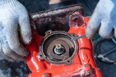 Motoru elleriyle tamir eden adam, kapat.