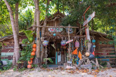 Tayland 'ın Koh Phangan adasındaki tropikal sahildeki Rastaman ahşap evi, kapatın.