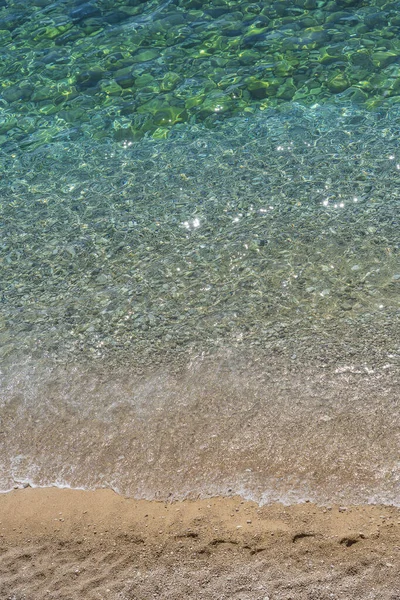 クロアチアの小石のビーチにある透明なターコイズブルーの海の水 ヨーロッパのアドリア海のダルマチア沿岸 旅と自然概念 — ストック写真