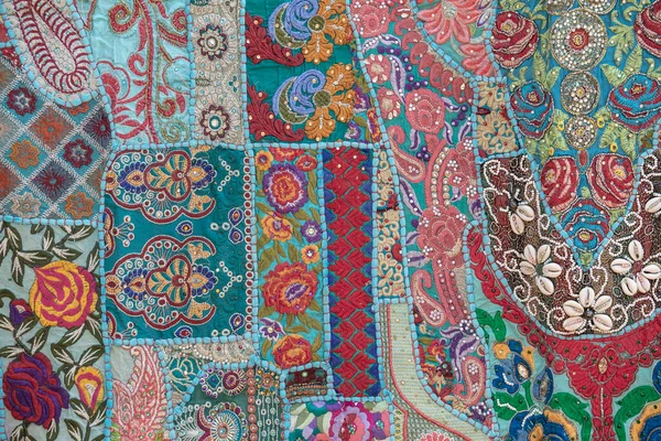 在印度的背景上 精致的彩色拼凑地毯 把各种面料缝在一张帆布上 — 图库照片