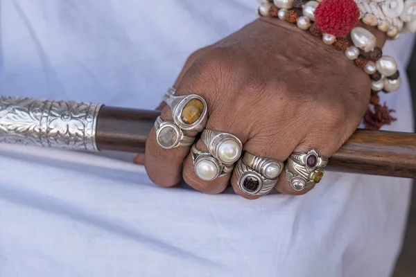 美しい男性は インドのラジャスタン州プシュカルでリングやブレスレットで飾られた手を残しました — ストック写真