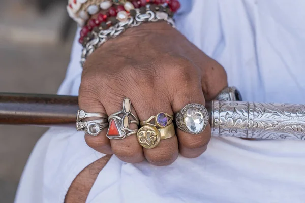 Bella Mano Destra Maschile Decorata Con Anelli Bracciali Pushkar Rajasthan — Foto Stock