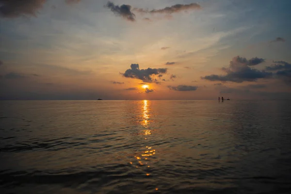 泰国Koh Phangan岛上海面上美丽的落日 旅行与自然的概念 夜晚的天空 阳光和海水 — 图库照片