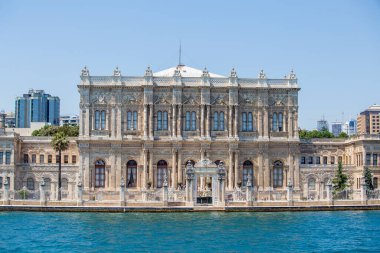 İstanbul, Türkiye - Temmuz 07, 2015: İstanbul, Türkiye 'deki Golden Horn körfezi üzerindeki güzel saray oteli ve deniz suyu