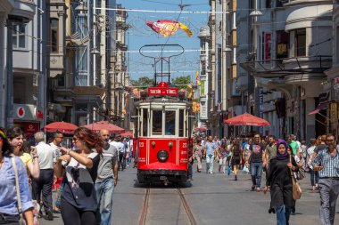 İstanbul, Türkiye - 7 Temmuz 2014: İstanbul, Türkiye 'nin merkezinde bulunan istiklal Bulvarı' nda bulunan Taksim Tüneli Nostalji Tramvayı durağan sokak boyunca yürüyor