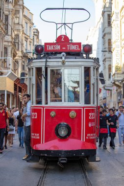 İstanbul, Türkiye - 7 Temmuz 2014: İstanbul, Türkiye 'nin merkezinde bulunan istiklal Bulvarı' nda bulunan Taksim Tüneli Nostalji Tramvayı durağan sokak boyunca yürüyor