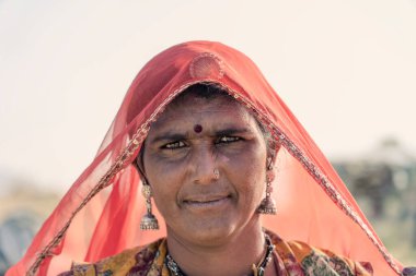 Pushkar, Hindistan - 13 Kasım 2018: Pushkar Camel Mela sırasında çölde Hintli kadın Pushkar, Rajasthan, Hindistan