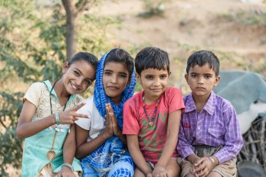Pushkar, Hindistan - 13 Kasım 2018: Çölde Hintli çocuklar Thar 'da zamanında Pushkar Camel Mela kutsal şehir Pushkar, Rajasthan, Hindistan yakınlarında