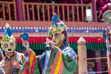 Ladakh, Kuzey Hindistan - 26 Haziran 2015: Mistik bir maske takan Tibetli adam, Kuzey Hindistan 'daki Leh yakınlarındaki Hemis Manastırı' ndaki Budist Festivali sırasında dans etti.