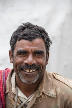 Yeni Delhi, Hindistan - 23 Ocak 2017: Hintli fakir adam Yeni Delhi, Hindistan 'daki Hindistan Günü geçit töreninin hazırlıklarını görmeye geldi