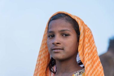 Pushkar, Hindistan - 14 Kasım 2018: Çölde Hintli genç kız Thar zamanında Pushkar Camel Mela kutsal şehir Pushkar, Rajasthan, Hindistan, yakın portre