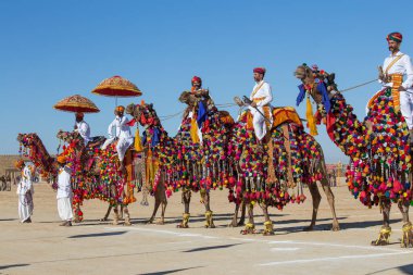 Jaisalmer, Hindistan - 9 Şubat 2017: Geleneksel Rajasthani kıyafeti giyen Hintli adam Jaisalmer, Rajasthan, Hindistan 'da Çöl Festivali kapsamında Bay Çöl yarışmasına katıldı. Kapat.