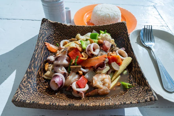 Rör Stekt Cashewnöt Med Skaldjur Och Grönsaker Plattan Närbild — Stockfoto