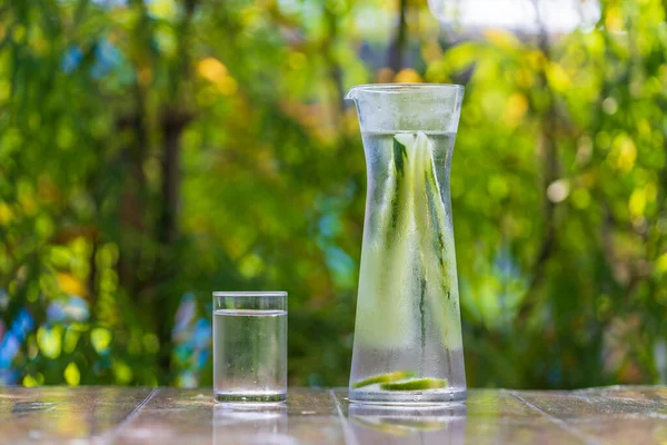 Su bardakta salatalık ve limon ile tropikal kafe, Tayland 'da ahşap masa, kapat.